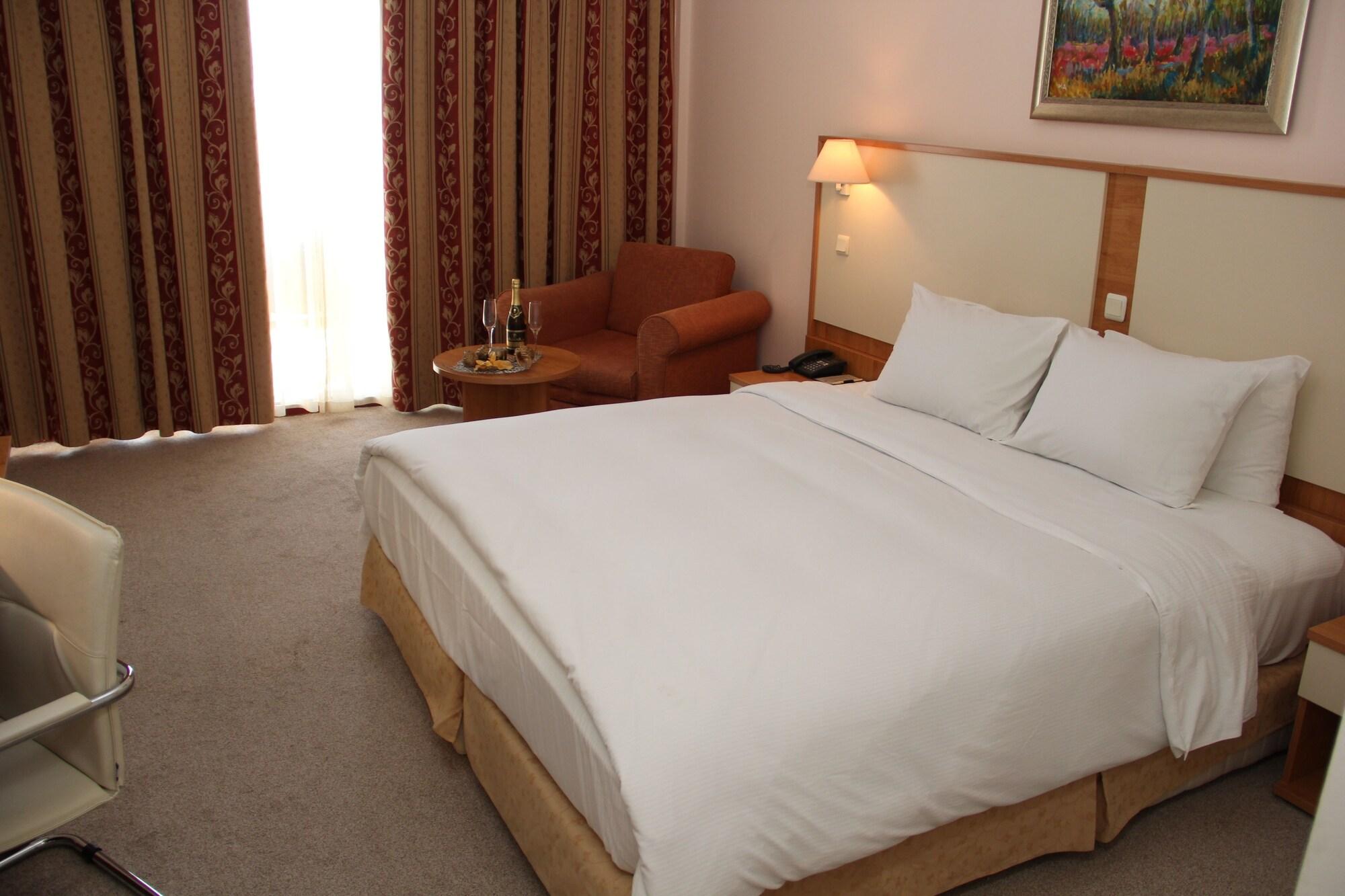 Apollo Spa Resort - Premium All-Inclusive , Pools & Free Beach, Individual Ac In Every Room Golden Sands Exterior photo