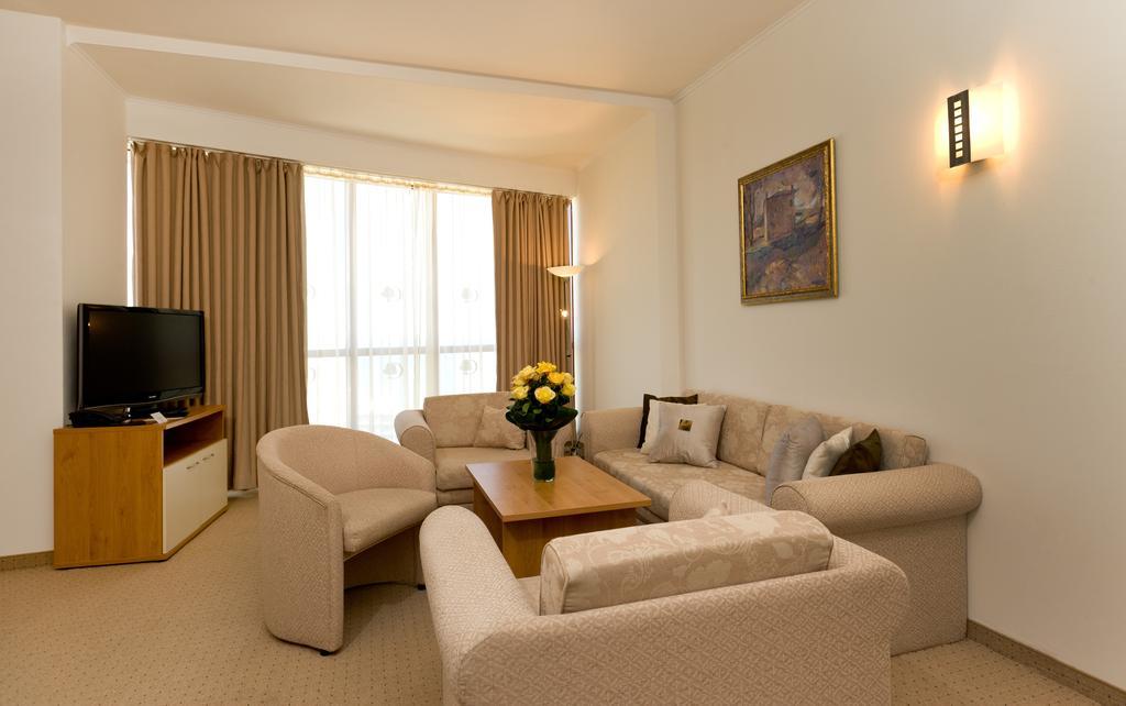 Apollo Spa Resort - Premium All-Inclusive , Pools & Free Beach, Individual Ac In Every Room Golden Sands Exterior photo