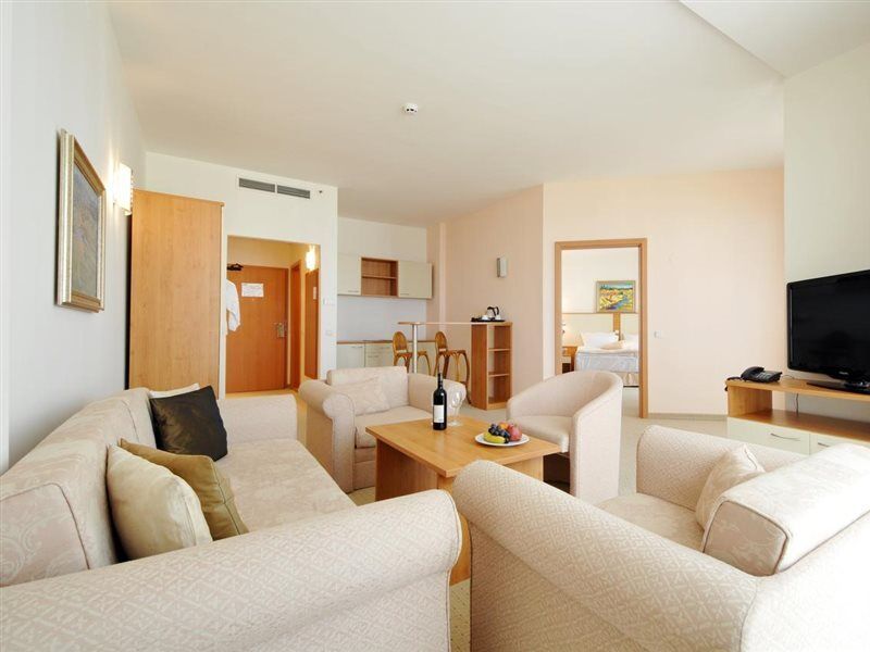 Apollo Spa Resort - Premium All-Inclusive , Pools & Free Beach, Individual Ac In Every Room Golden Sands Exterior photo